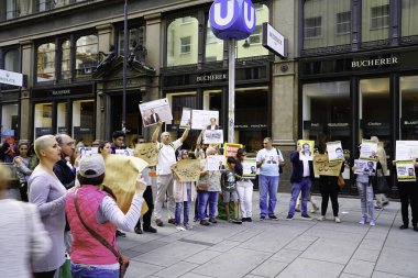 Münih Almanya - 3 Eylül 2017; Halk protesto için Alman şehir caddesinde yürüdü İran 'a Muhammed Ali Taheri' nin Bucherer perakende mağazası önünde idamını durdurma çağrısı yaptı.