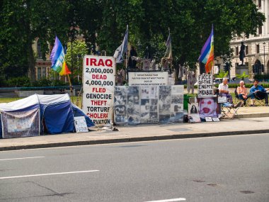 Londra İngiltere - 3 Temmuz 2009; Londra sokaklarında Irak karşıtı protestocular, barışçıl protesto örnekleri