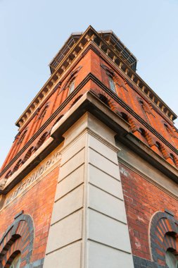 Yükselen Invercargill Su Kulesi 'nin köşesi. Estetik amaçlı kırmızı tuğla bina. 1889' da inşa edilmiş..