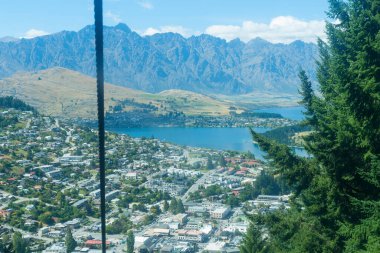 Queenstown 'un yukarısındaki Bob Tepesi' nden Gondol kablosu, kasaba ve aşağıdaki Wakatipu Gölü 'nün manzarası..