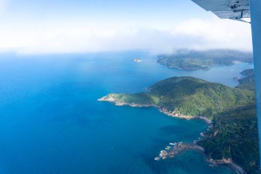 Hauraki Körfezi, Yeni Zelanda 'daki Büyük Bariyer Adası' nın havadan çekilmiş manzarası ve kıyı alanı..