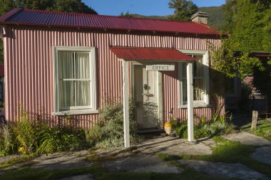 Paradise New Zealand - 4 Mart 2015; Paradise 'taki Pembe Kırsal Ofis Binası.