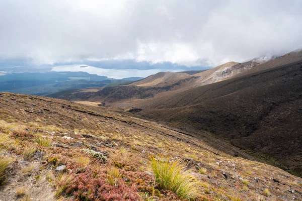 Vista Vale Entre Montanhas Com Lago Distância Dia Nublado Parque — Fotografia de Stock