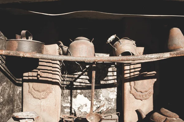 Pots Casseroles Sur Rack Dans Vieux Poêle Rouillé — Photo
