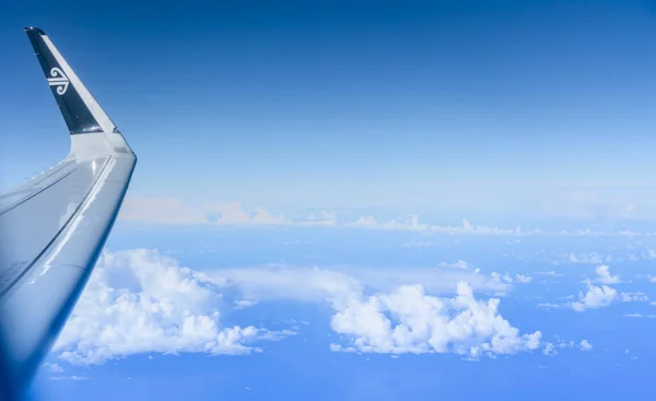 Weiße Wolke Blauen Himmel Unten Durch Flugzeugfenster Mit Air New — Stockfoto