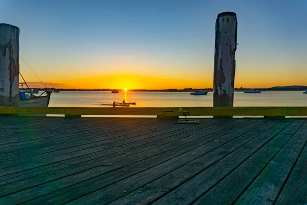 在新西兰丰饶湾的陶兰加海滨码头 日出时分 阳光在遥远的地平线上照射着 — 图库照片