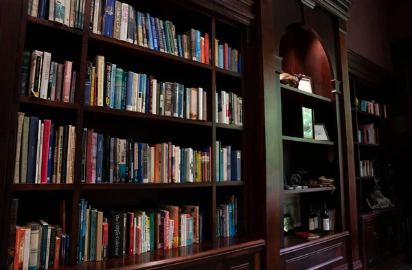 Rotorua New Zealand May 2021 Bookshelves Furniture Traditional Room — Stock Photo, Image