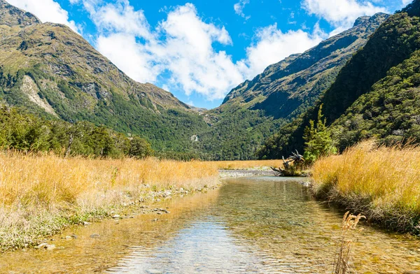 Flat Grassed Scenic Plains Stretching Distance Bordered Converging Mountain Ranges — Stock Photo, Image