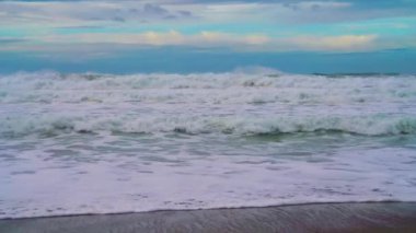 Deniz kenarındaki dalgalı deniz.
