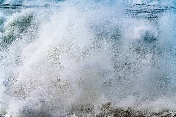 マウンガヌイ山で劇的な嵐の波とスプレーの飛沫が閉じる — ストック写真