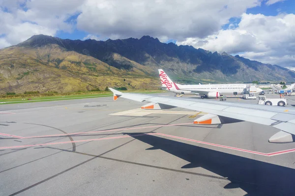 Queenstown New Zealand March 2015 Mountains Form Backdrop Planes Parked — Stock Photo, Image