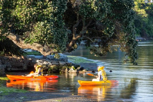 Tauranga New Zealand Januar 2015 Ungdom Lyse Oransje Kajakkpadler Som – stockfoto