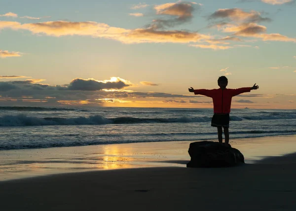 Golden Hour Zonsopgang Waihi Beach Met Silhouetted Staan Drijfhout Log — Stockfoto