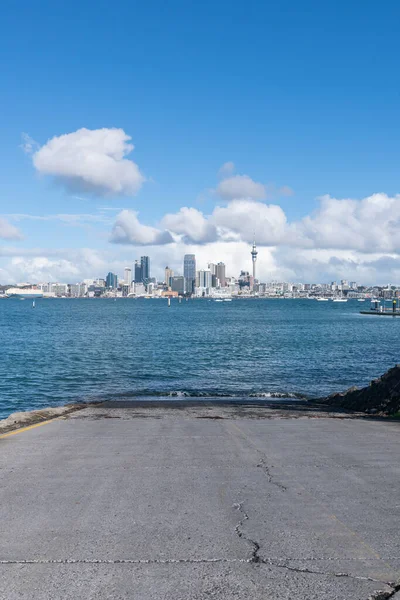 Auckland City Skyline Stanley Bay Boat Launch Ramp Harbour Vertical — Foto de Stock