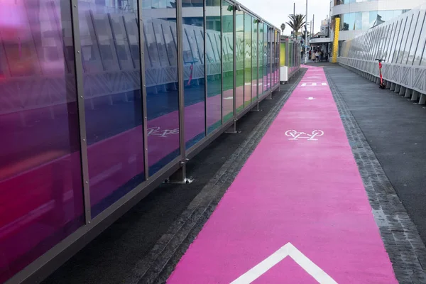 오클랜드 광신자 2021 정류장 카라하 도로의 사이를 달리는 분홍빛 자전거 — 스톡 사진