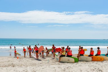 Maunganui Dağı Yeni Zelanda - 20 Ocak 2015; Sörf kulübü üyeleri su kenarında sörf tahtaları ile bekliyor