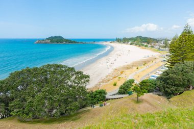 Tauranga Yeni Zelanda 'nın Maunganui Dağı' nın ana plajı boyunca yaz manzarası..