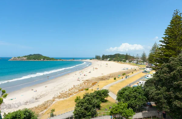 Tauranga Yeni Zelanda 'nın Maunganui Dağı' nın ana plajı boyunca yaz manzarası.