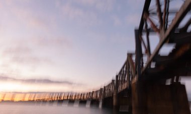 Tauranga Demiryolu Köprüsü izlenimciliği gündoğumunda alındı. Arka plan veya endüstriyel kullanım için kasıtlı kamera hareketi kullanıldı.