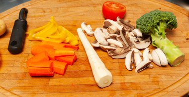 Taze sebze seçimi temizlenecek ve pişirilmeye hazır olacak..