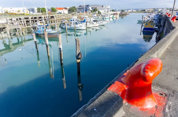 Napier New Zealand Ahuriri的商业码头和海滨码头 有明亮的红色护柱 — 图库照片