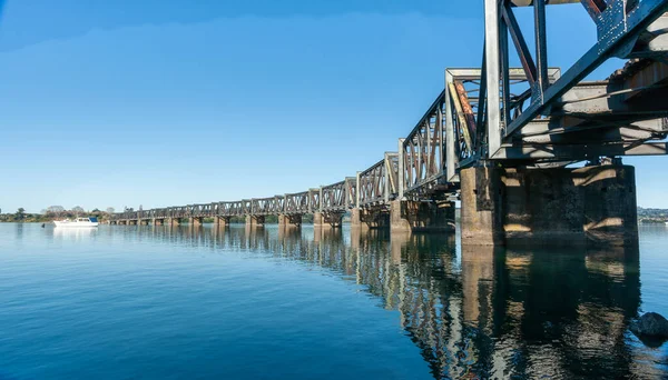 从城市到马塔皮希的跨越陶兰加港的历史性钢桁架铁路桥弯道 — 图库照片
