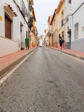 Orba İspanya - 16 Ağustos 2016; tipik olarak dar ve pitoresk Avrupa köy caddesi iki katlı binalarla çevrili