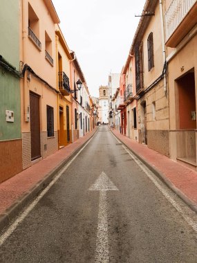 Orba İspanya - 16 Ağustos 2016; tipik olarak dar ve pitoresk Avrupa köy caddesi iki katlı binalarla çevrili