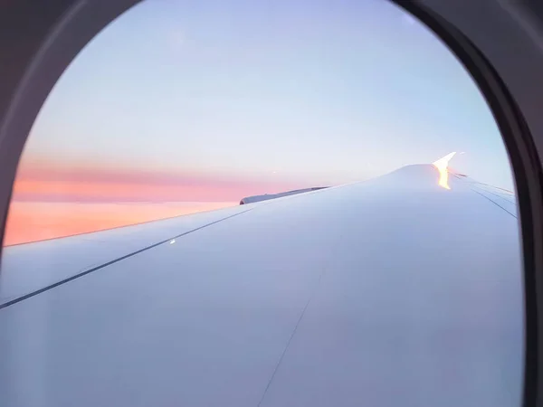 Sunrise Χρώματα Και Πτέρυγα Του Αεροσκάφους Αεροπλάνο Παράθυρο Ενώ Ταξιδεύετε — Φωτογραφία Αρχείου