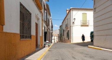 PArcent İspanya - 23 Ağustos 2016; Tipik olarak kadın ve yeşil şemsiyeli Avrupa caddesi