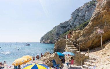 La Granadella İspanya 20 Ağustos 2016 Meşgul ve aşırı kalabalık plaj La Granadella, Alicante, Javea, Valencia, İspanya