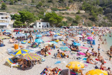 La Granadella İspanya 20 Ağustos 2016 Meşgul ve aşırı kalabalık plaj La Granadella, Alicante, Javea, Valencia, İspanya