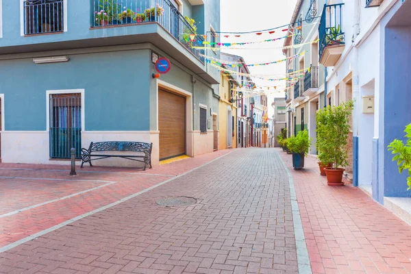 Estrecha Pintoresca Empedrada Calle Adoquinada Típicamente Europea Con Construcción Color —  Fotos de Stock
