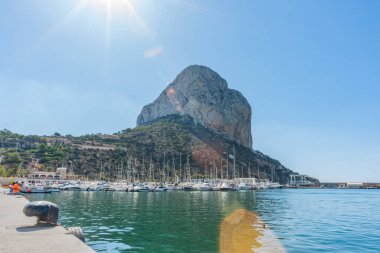 Calpe İspanya - 24 Ağustos 2016; Ifach Kayası, deniz kıyısındaki turizm kasabasında marinası olan büyük kaya tarihi.