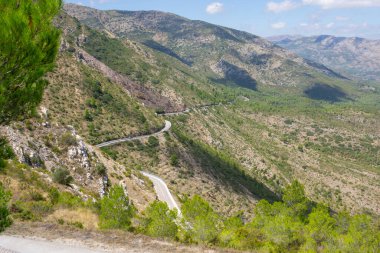 Valenciana İspanya 'nın ünlü Coll de Rates dağları boyunca virajlı yol ve tarım terasları.