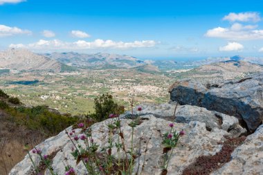 Resimli Val de Pop ve onun küçük kasabaları İspanya 'nın Valencia eyaletindeki dağları indiriyor..