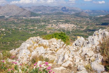 Valencia 'nın Coll de Rates bölgesinden İspanya' nın uzak düzlüklerindeki küçük Parcent kasabası..