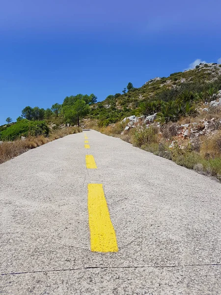 コールレートを介して上り坂を登る黄色のラインと道路 バレンシア州スペインの自転車のための有名な山の登り — ストック写真