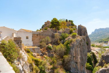 Guadalest, İspanya 'nın ortaçağ şatosu kalıntıları ile Alicante vilayetinde kaya zirvesi üzerine inşa edilmiş antik bir kasabası..