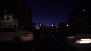 Şehir aracının ışıkları gece karanlığında sağdan sola hareket ediyor. Şafaktan önce, Wellington Yeni Zelanda..