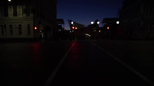 夜明け前に暗い街の通りで夜に左と右に移動する都市車両のライト ウェリントンニュージーランド — ストック動画