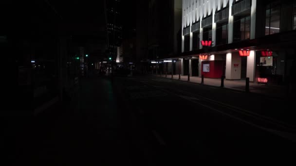 新西兰威灵顿 2021年7月29日 惠灵顿街的夜景 人们在黑暗中走在黑暗的人行道上 — 图库视频影像