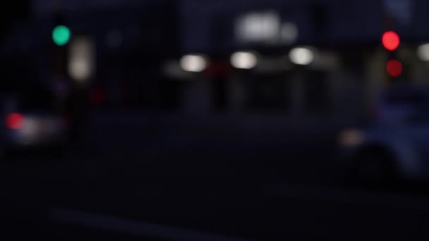 Homályos Belvárosi Utcai Lámpák Elhaladó Autók Sötét Éjszakai Városi Háttér — Stock videók