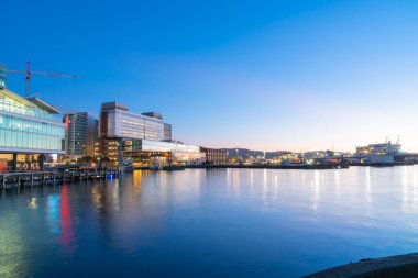 Wellington Yeni Zelanda _ 27 Temmuz 2021; Geçmekte olan araç ve ışık akımları Jervois Quay kavşağındaki kentsel gece arkaplanı için bulanık