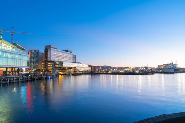 Wellington Neuseeland Juli 2021 Vorbeifahrende Fahrzeuge Und Lichtströme Verschwimmen Vor — Stockfoto