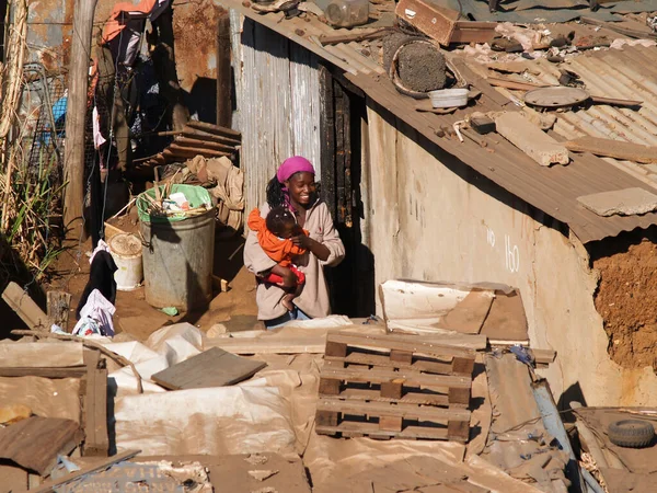 Soweto Sudáfrica Agosto 2007 Mujer Sostiene Bebé Por Puerta Casa — Foto de Stock