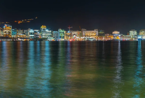 ウェリントンニュージーランド 2021年7月28日都市と港の間で明るい都市の夜のライトとスカイライン — ストック写真