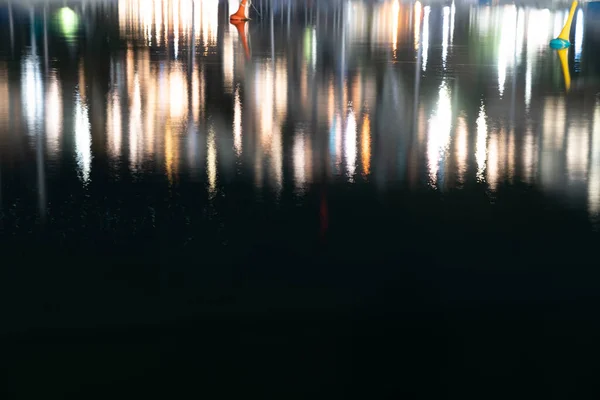 Abstract Effect Urban Night Lights Reflected Waters Edge Black Background — Stock Photo, Image