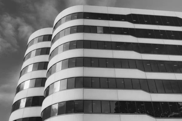 Современное Высотное Здание Городского Офиса Возвышающееся Улицы Небу — стоковое фото