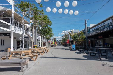 Tauranga Yeni Zelanda - 22 Ağustos 2021; Tüm işlerin kapatılması gerektiği için Covid-19 nedeniyle boş veya terk edilmiş şehir kafe masaları ve caddeler